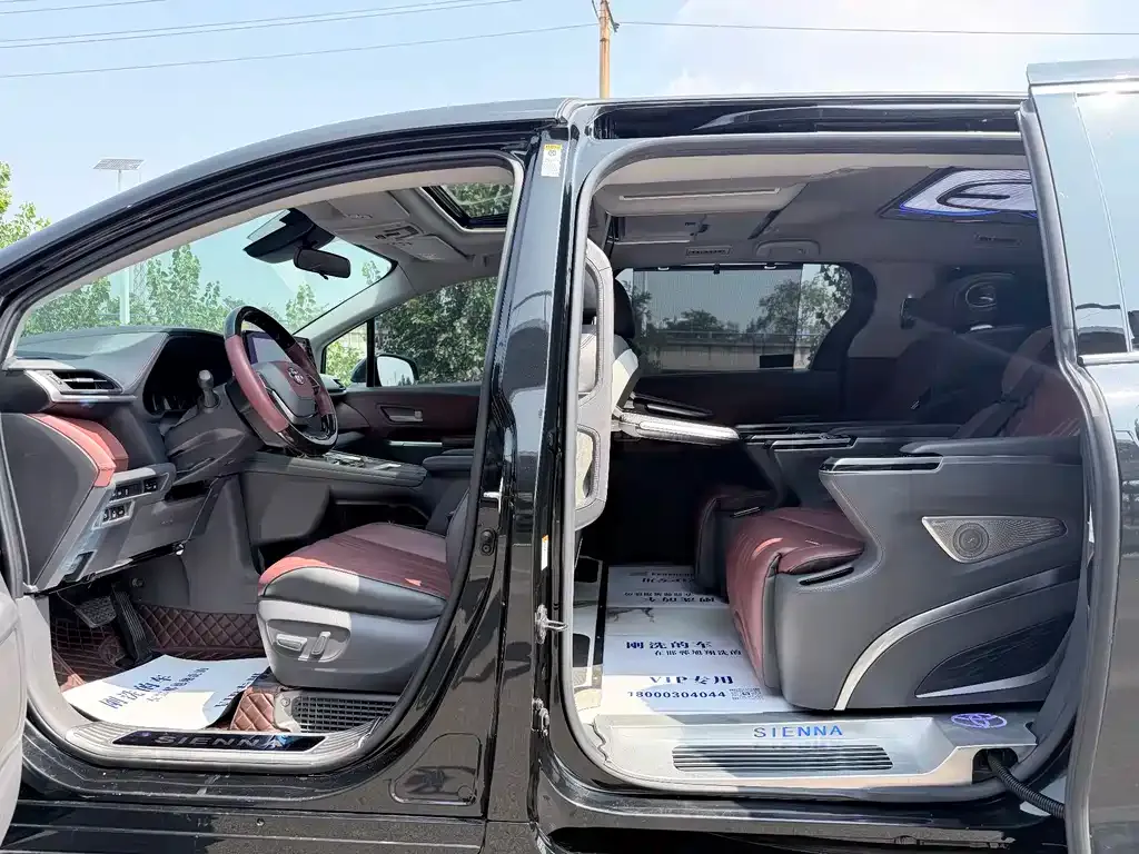 Toyota Sienna — фото 10