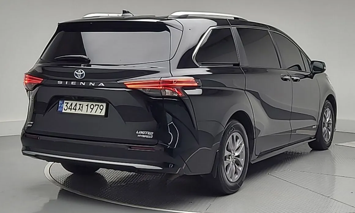 Toyota Sienna — фото 2