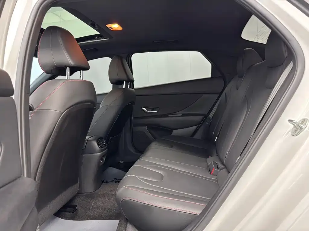 Hyundai Elantra — фото 3