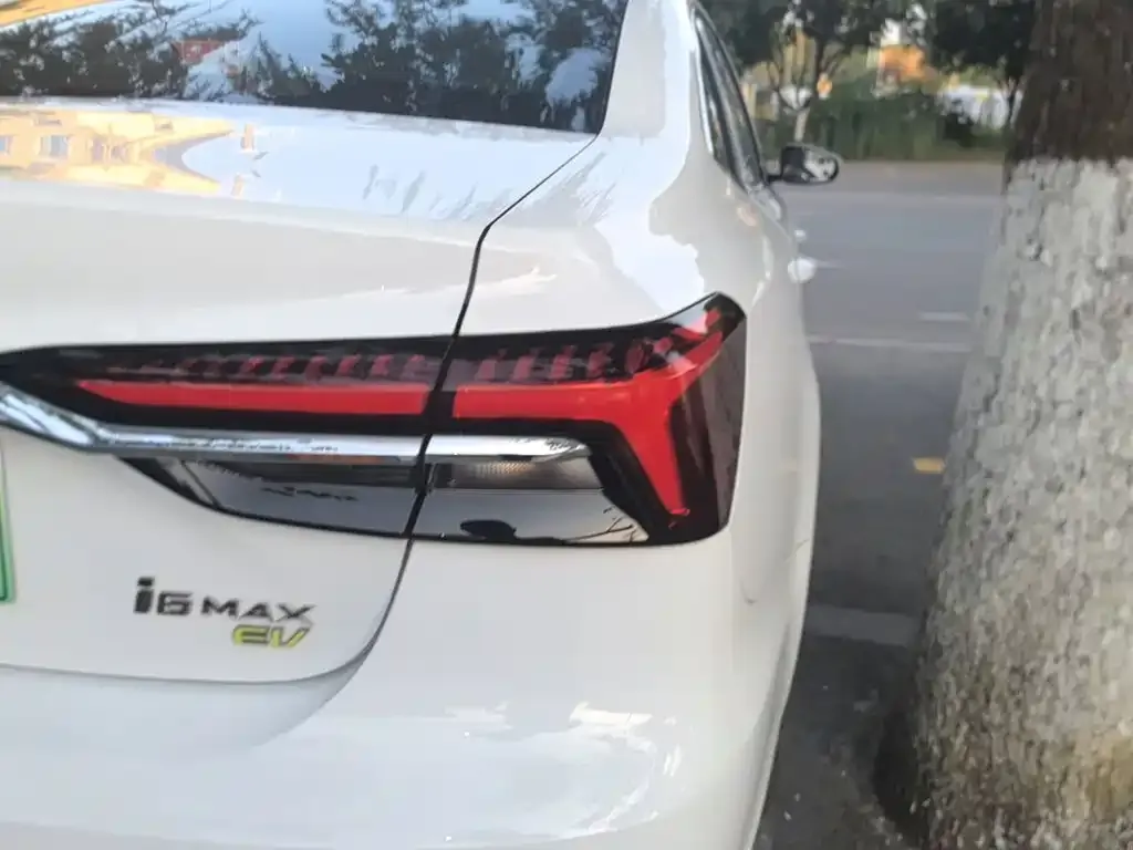 Roewe i6 MAX New Energy — фото 8