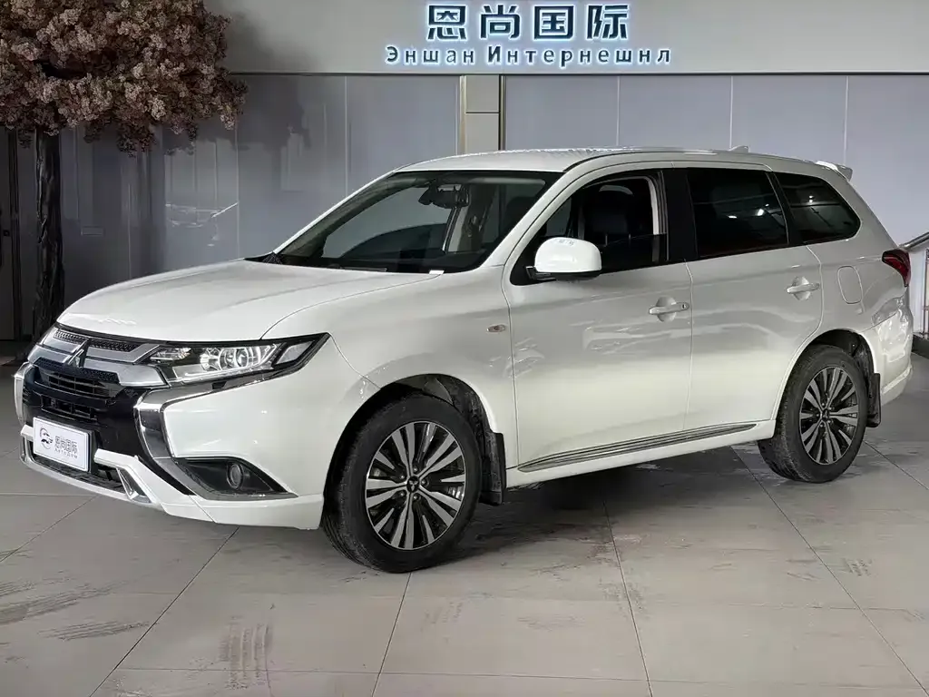 Mitsubishi Outlander — фото 1