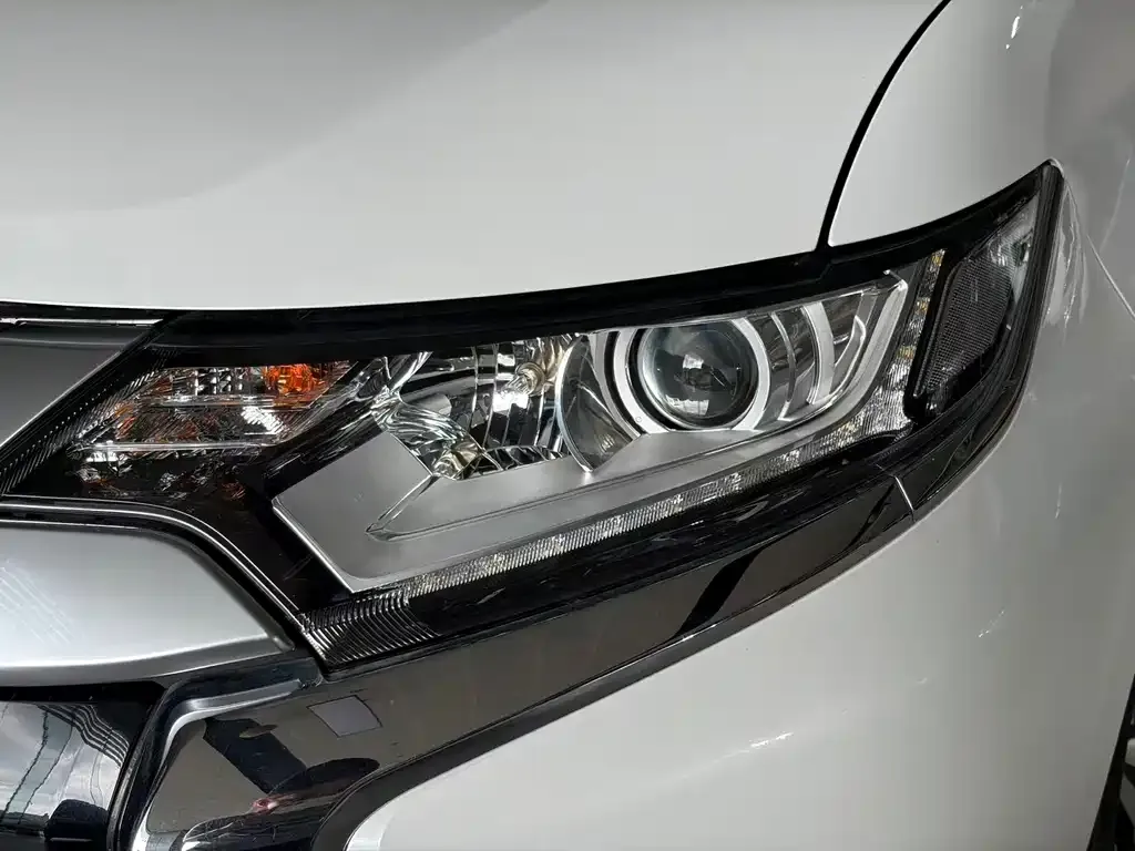 Mitsubishi Outlander — фото 4