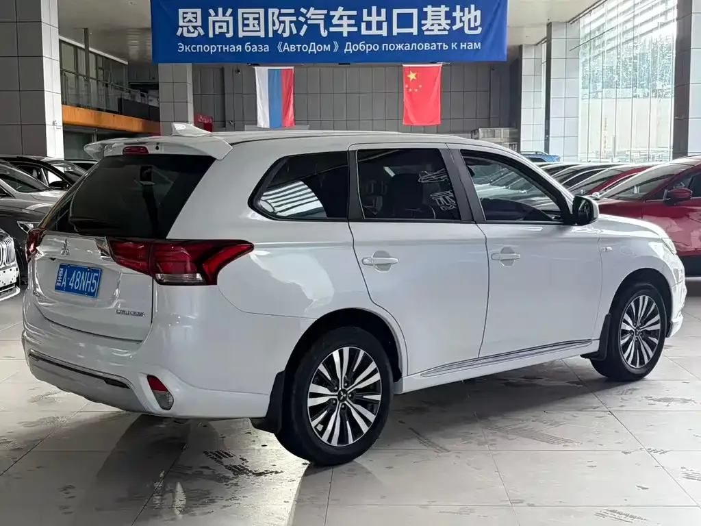 Mitsubishi Outlander — фото 10