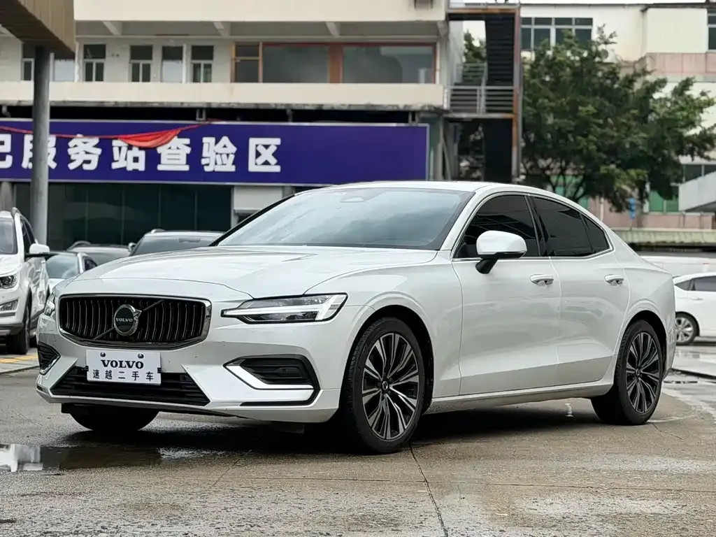 Volvo S60 — фото 1