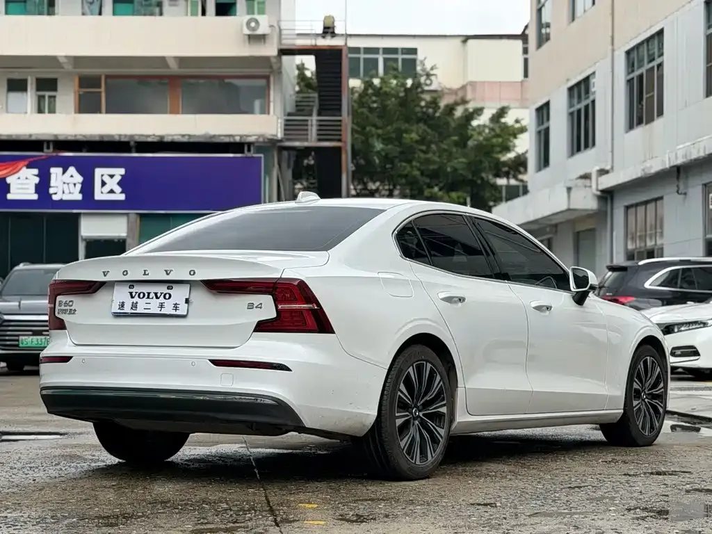 Volvo S60 — фото 8