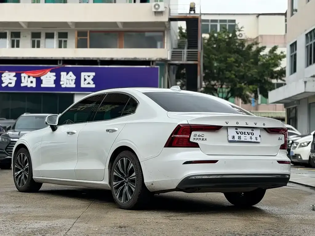 Volvo S60 — фото 10