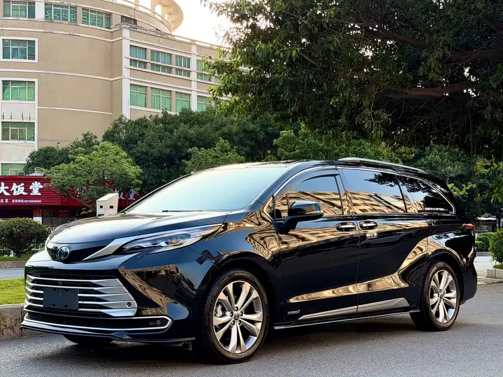 Toyota Sienna — фото 1