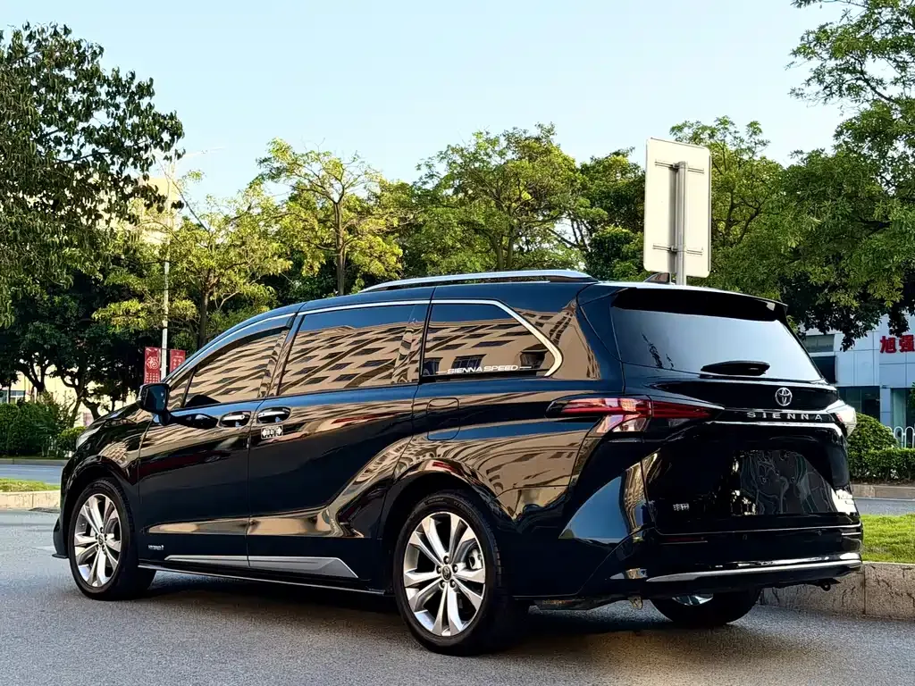 Toyota Sienna — фото 8