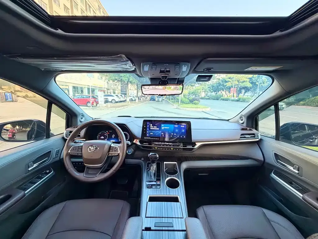 Toyota Sienna — фото 2