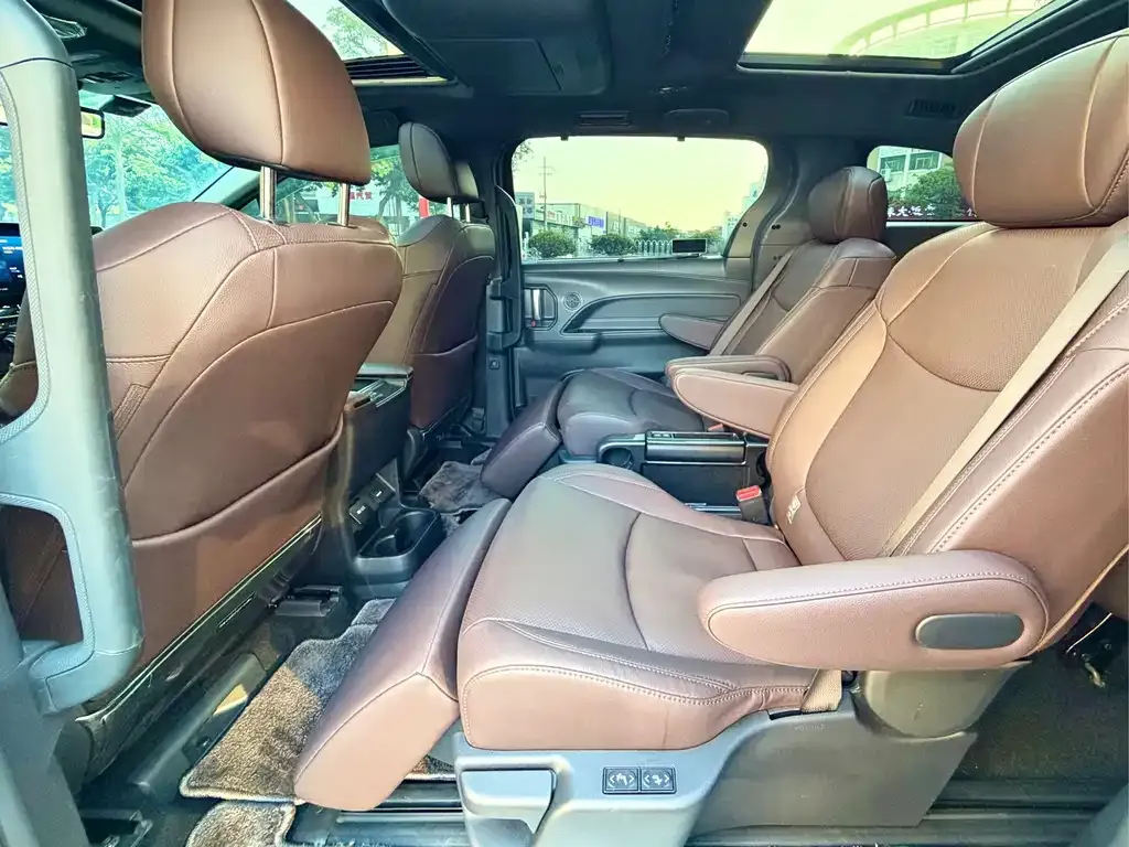 Toyota Sienna — фото 7