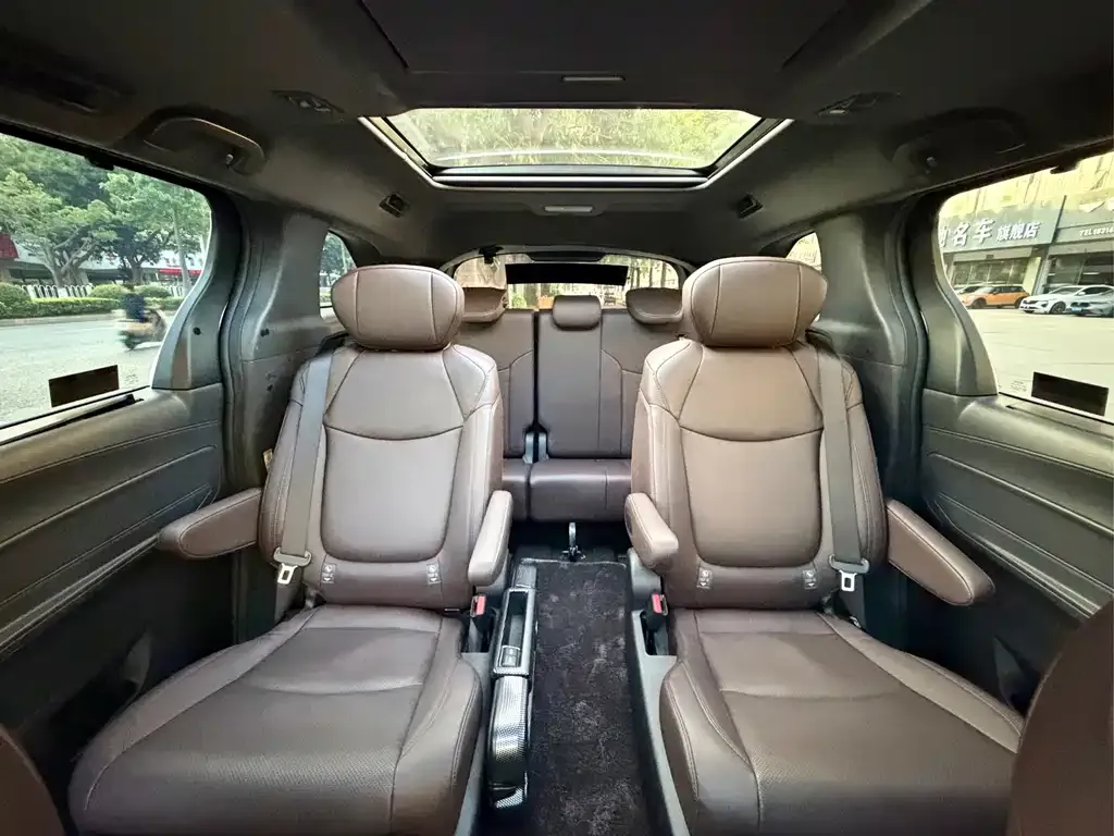 Toyota Sienna — фото 5