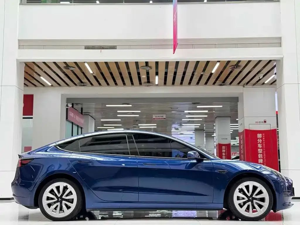Tesla Model 3 — фото 5