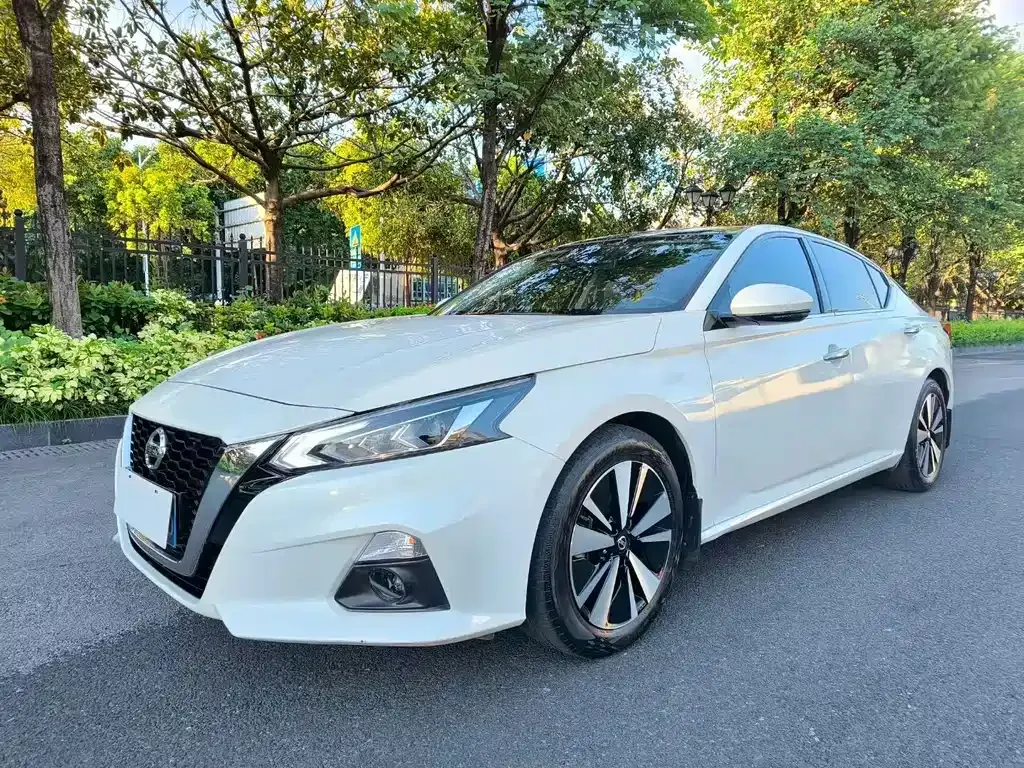 Nissan Teana — фото 1