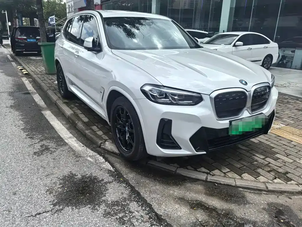 BMW iX3 — фото 10