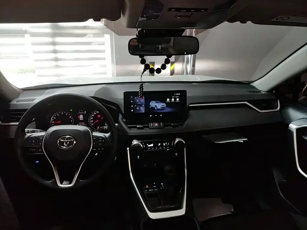 Toyota RAV4 — фото 8