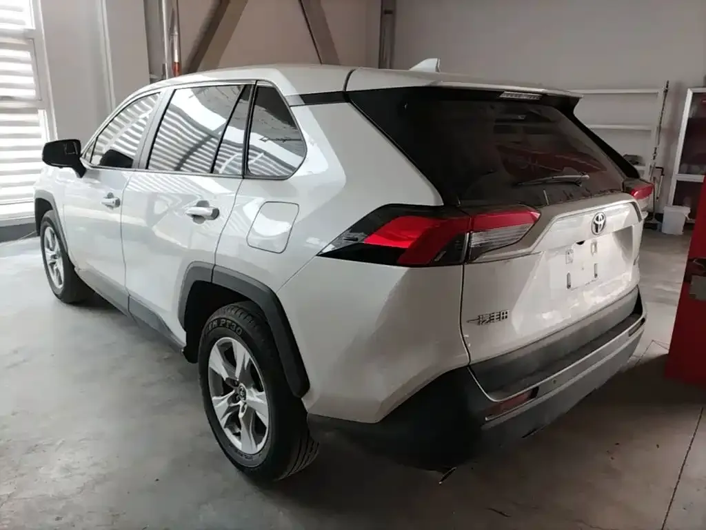 Toyota RAV4 — фото 6