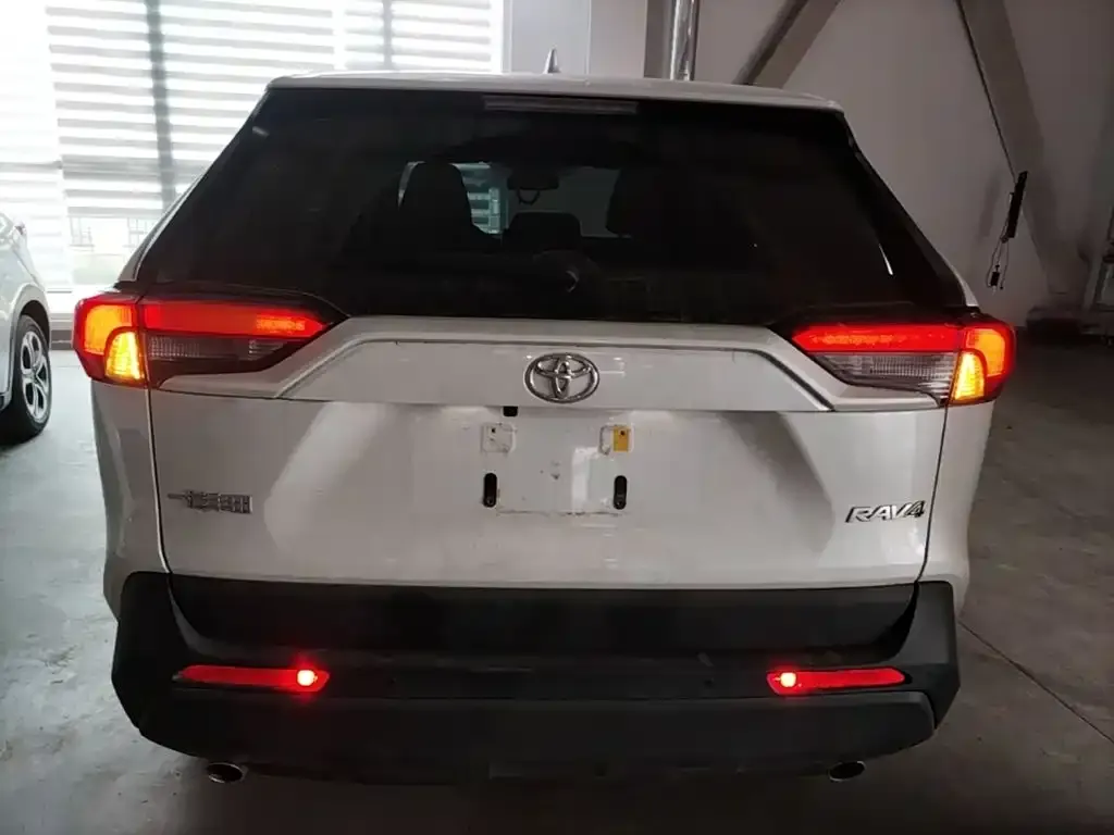 Toyota RAV4 — фото 2
