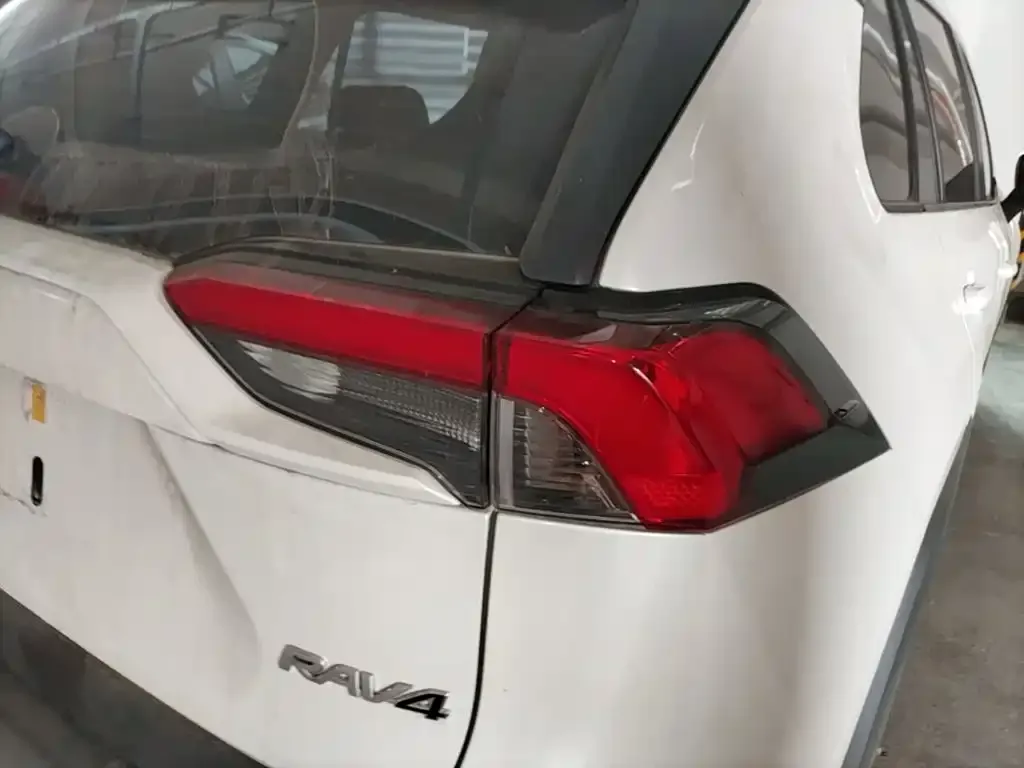 Toyota RAV4 — фото 7