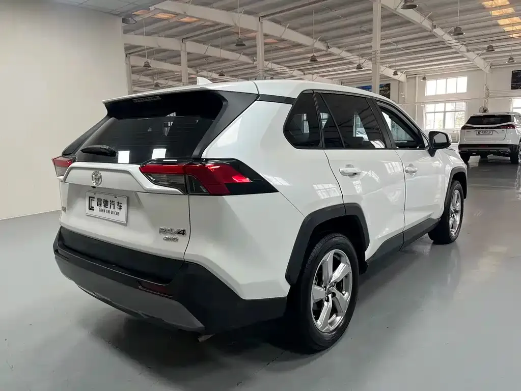 Toyota RAV4 — фото 6