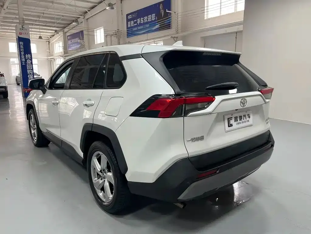 Toyota RAV4 — фото 9