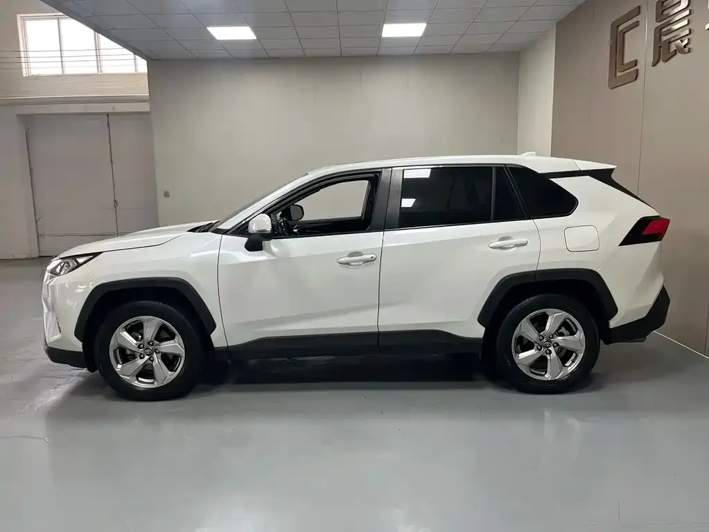 Toyota RAV4 — фото 4