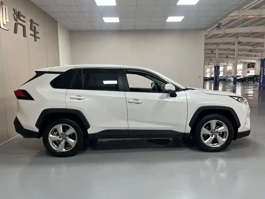 Toyota RAV4 — фото 2