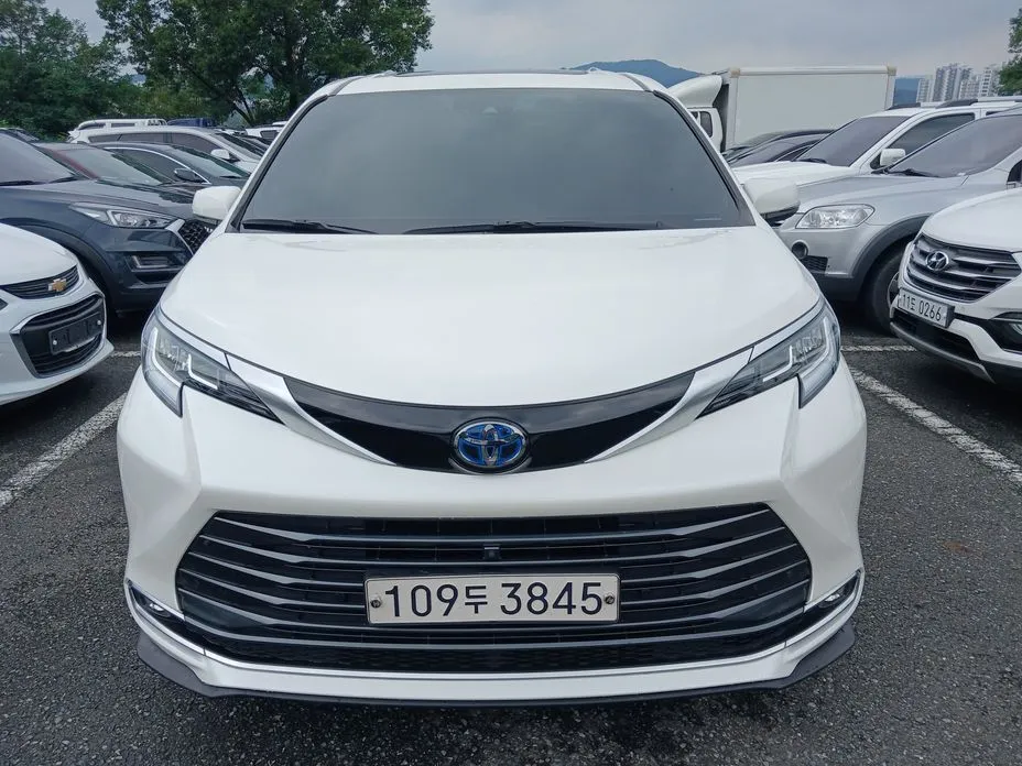 Toyota Sienna — фото 1