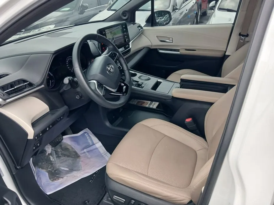 Toyota Sienna — фото 4