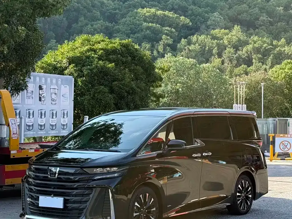 Toyota Vellfire — фото 1