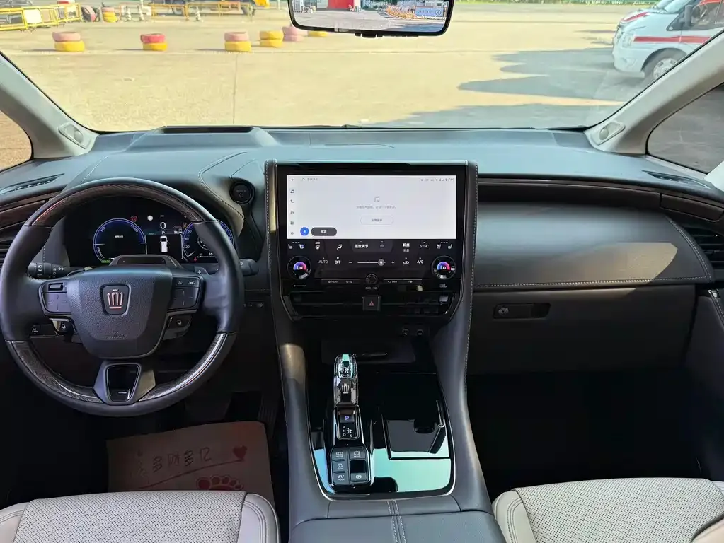 Toyota Vellfire — фото 4