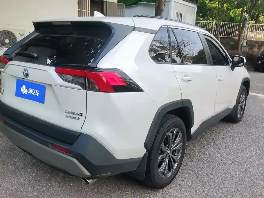 Toyota RAV4 — фото 8