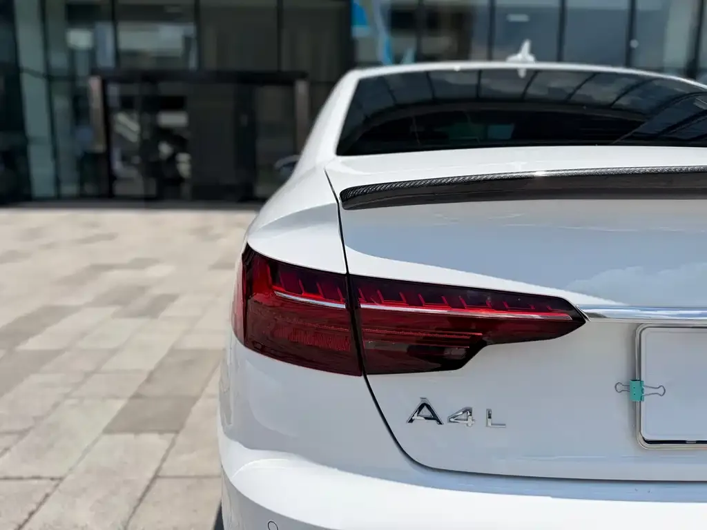 Audi A4L — фото 2