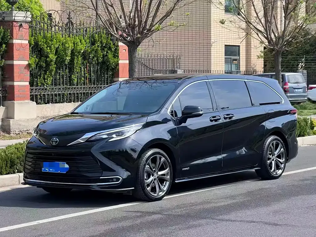 Toyota Sienna — фото 1