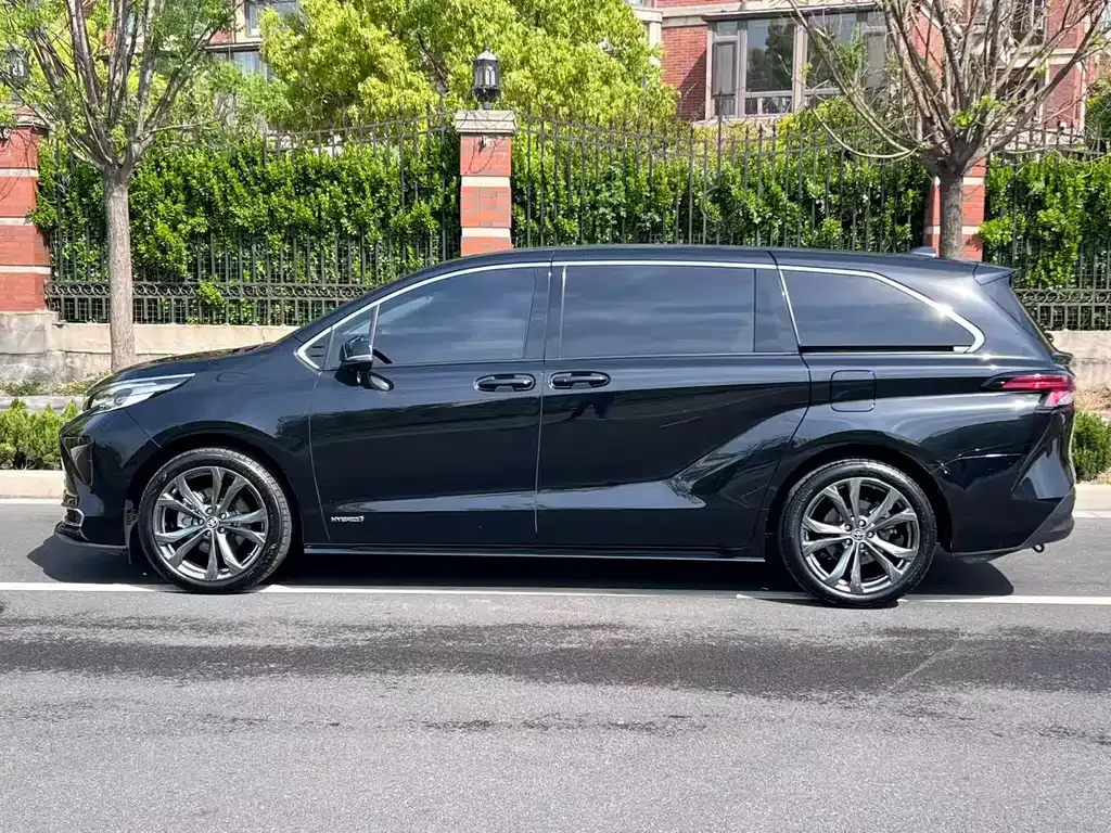 Toyota Sienna — фото 4
