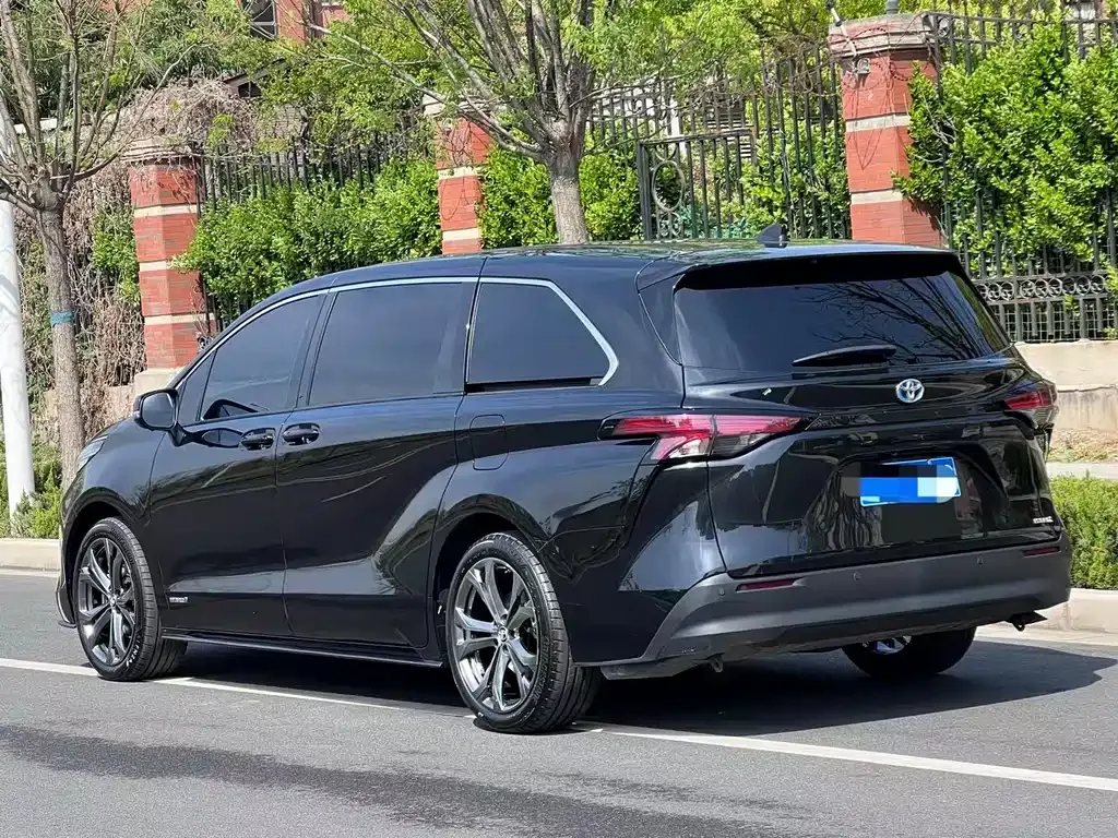 Toyota Sienna — фото 9