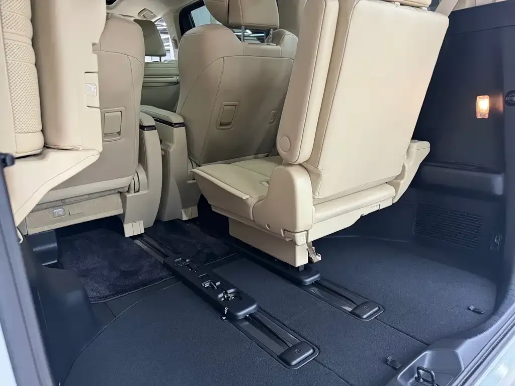 Toyota Alphard — фото 4