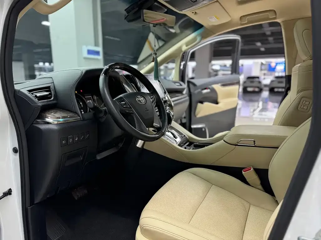 Toyota Alphard — фото 9
