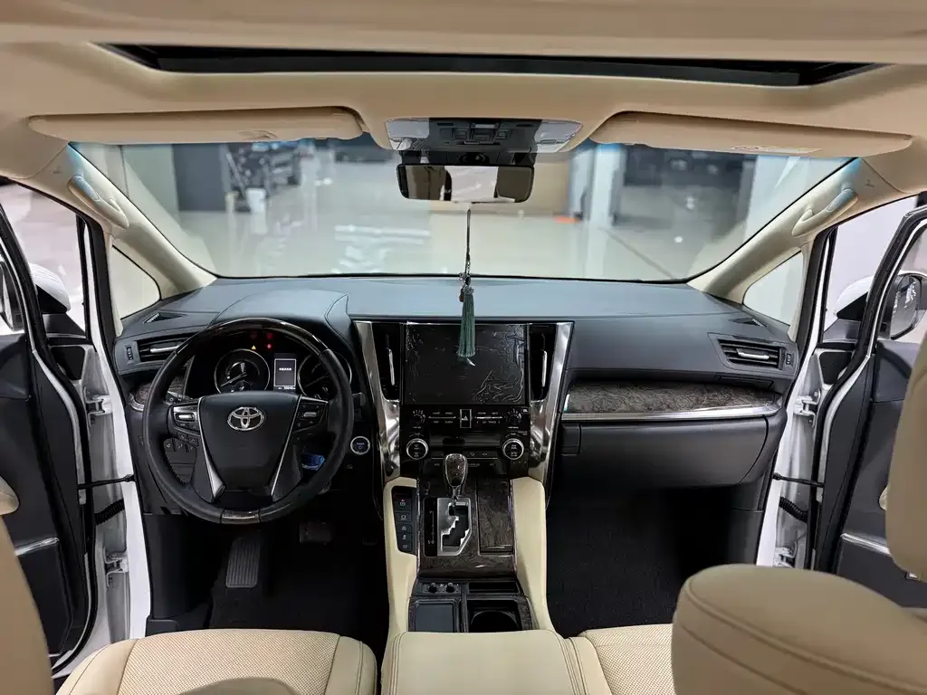 Toyota Alphard — фото 8