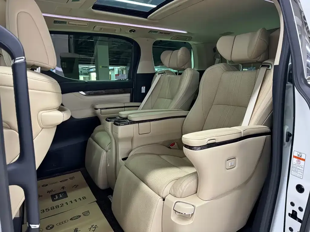 Toyota Alphard — фото 2