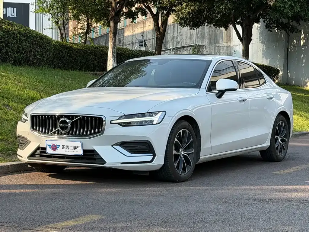 Volvo S60 — фото 1