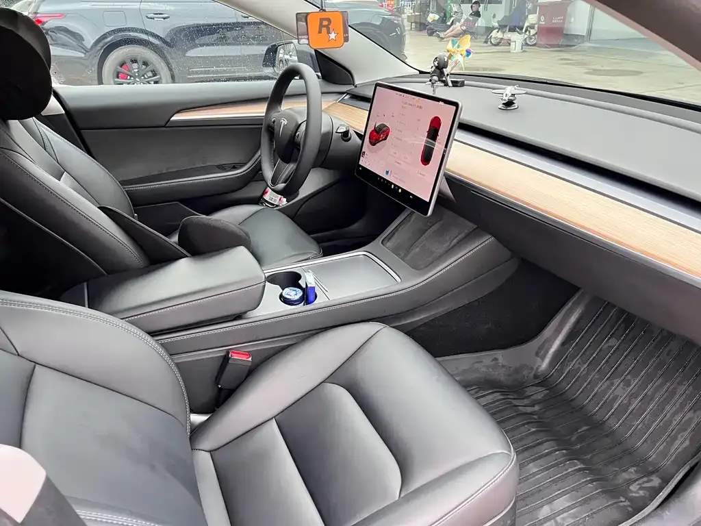 Tesla Model 3 — фото 10