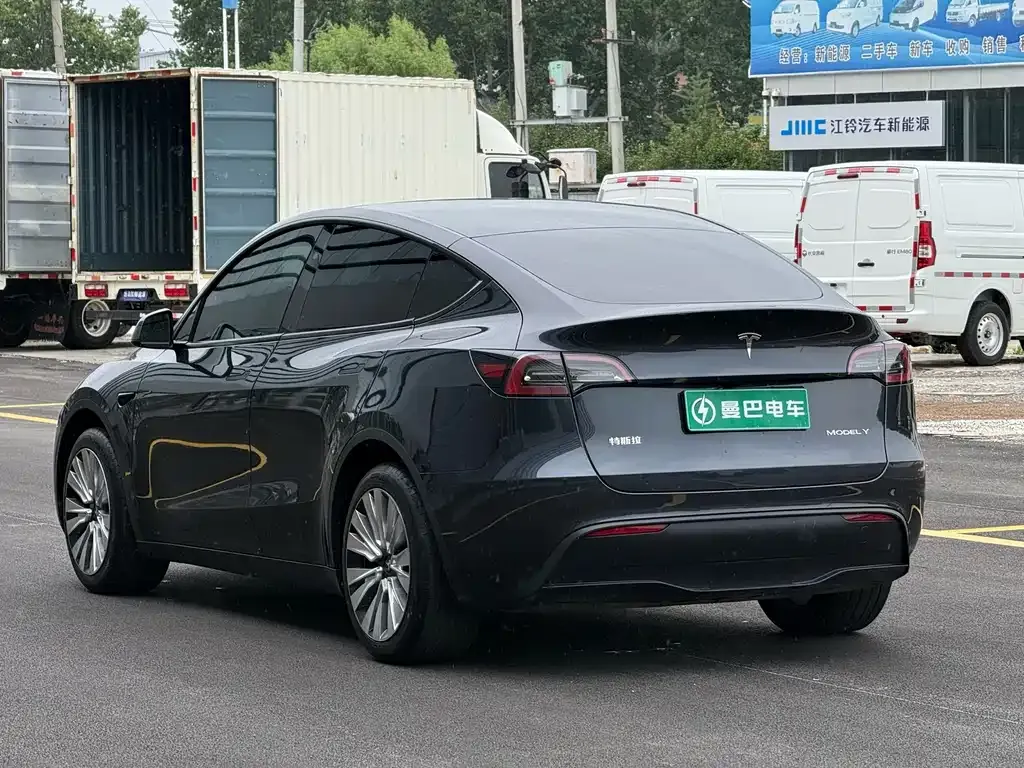 Tesla Model Y — фото 9