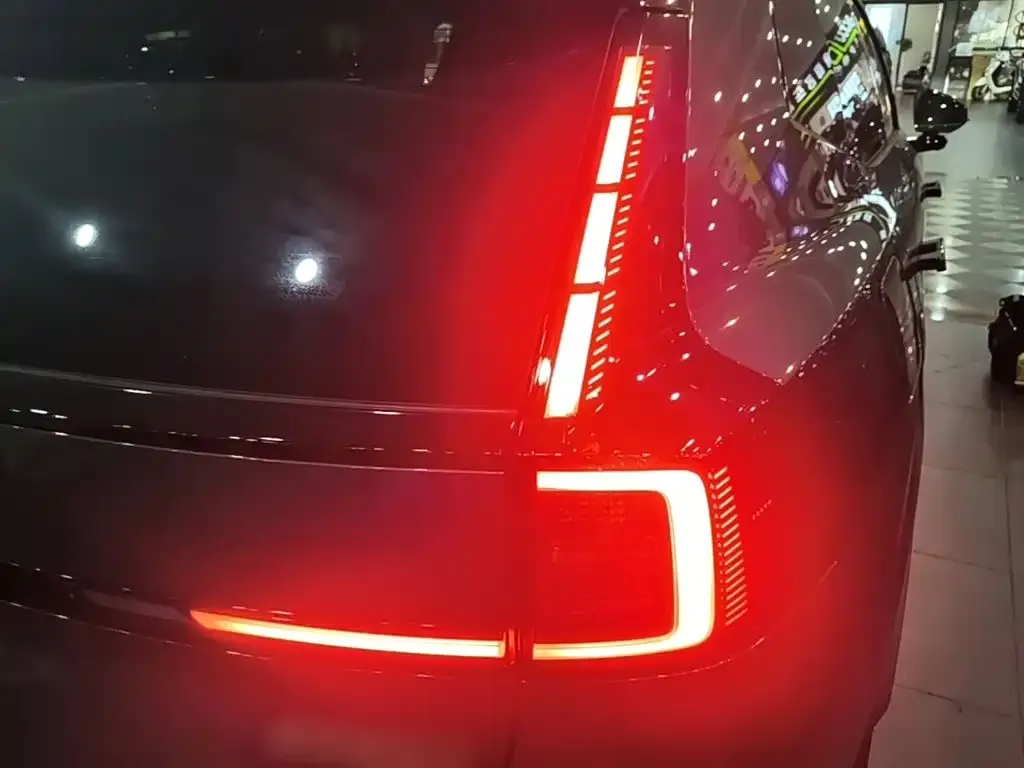 Volvo XC70 Plug-in Hybrid — фото 10