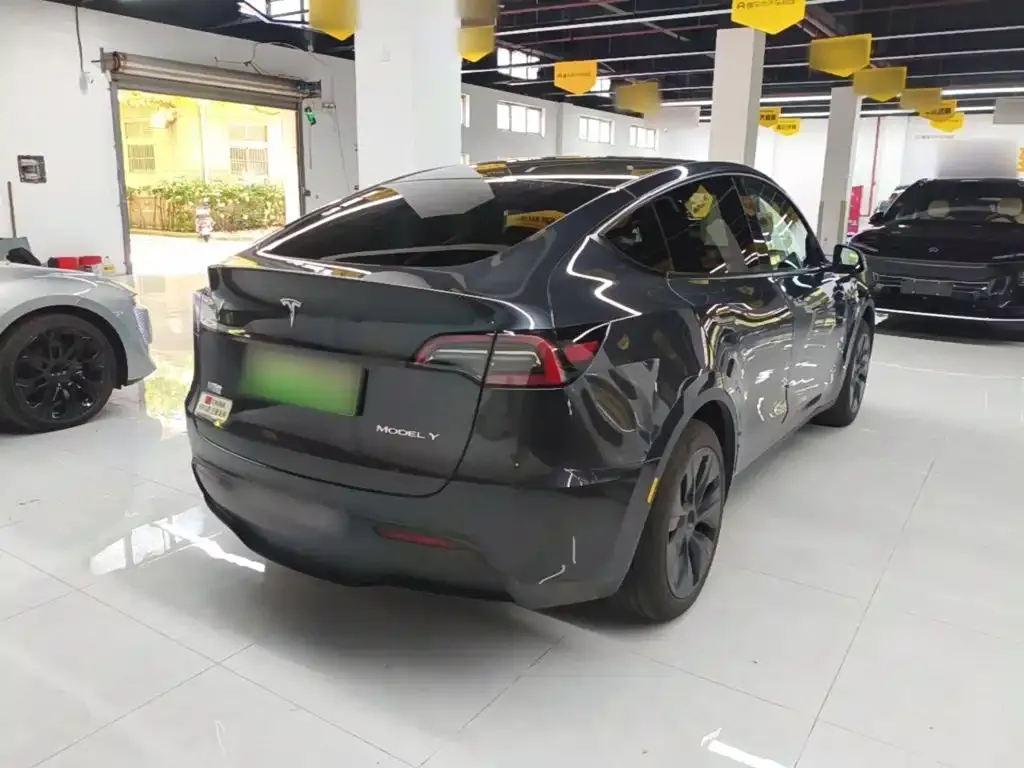 Tesla Model Y — фото 10