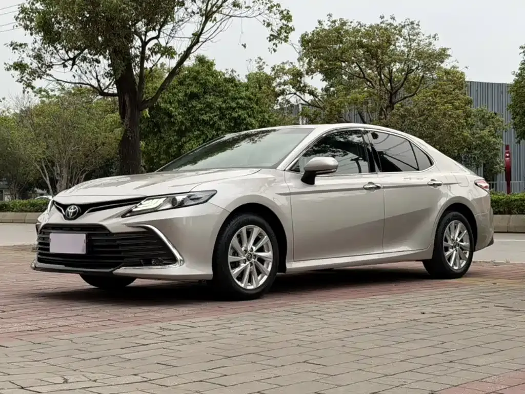 Toyota Camry — фото 1