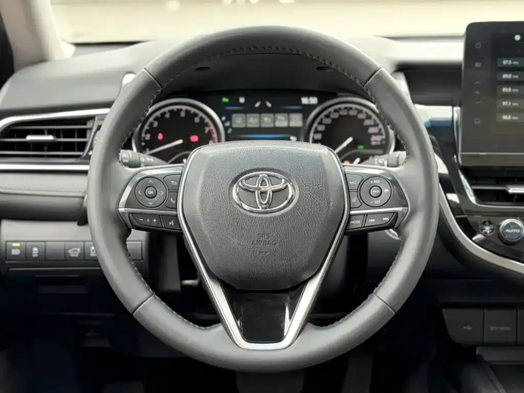 Toyota Camry — фото 4