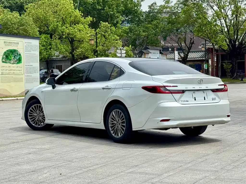 Toyota Camry — фото 9