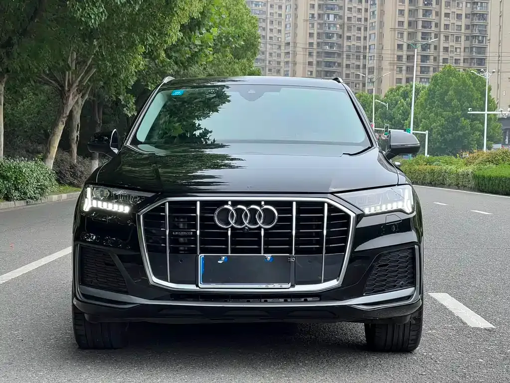 Audi Q7 — фото 1