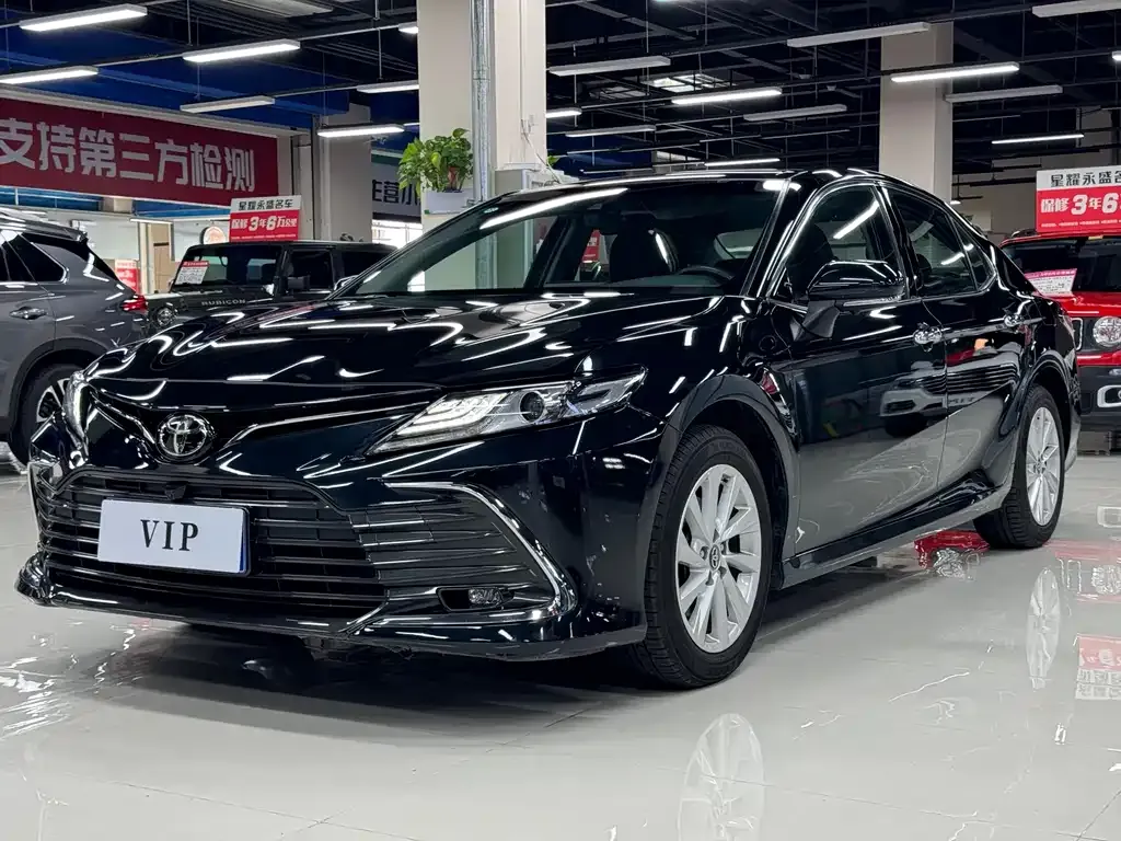 Toyota Camry — фото 1