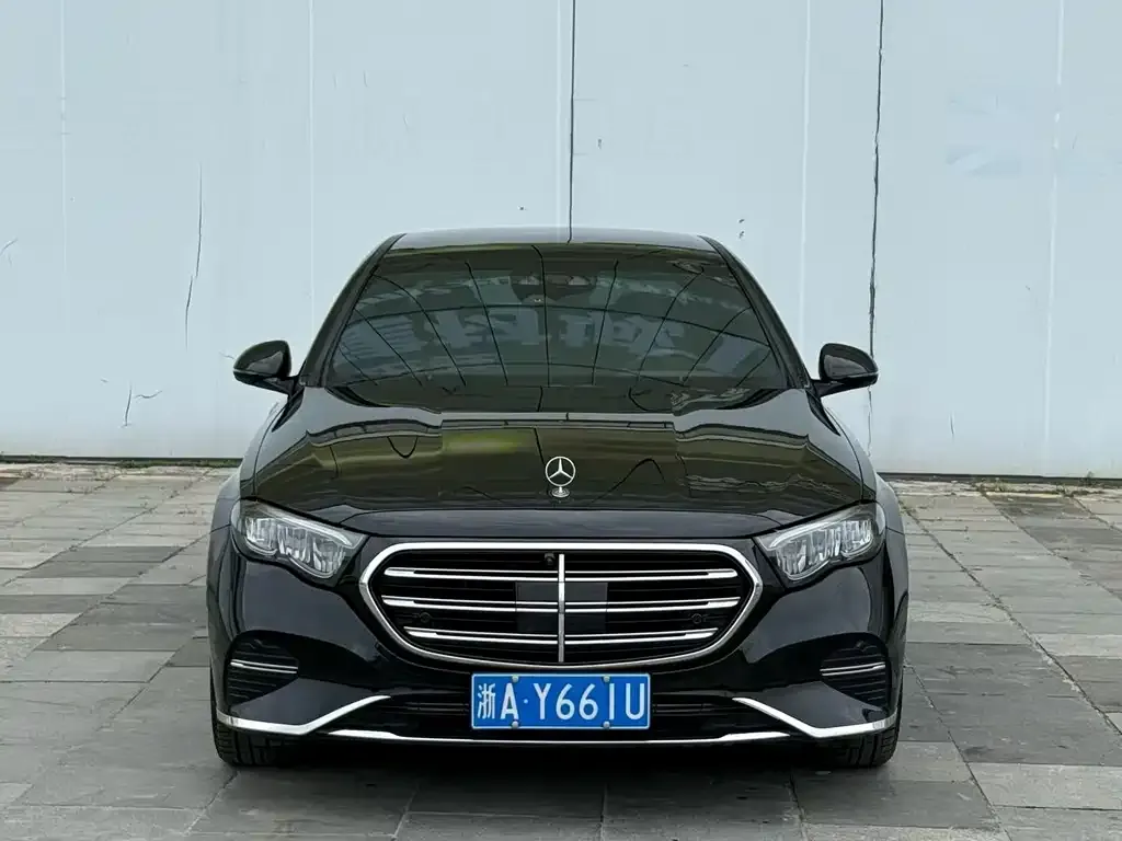 Mercedes-Benz E-Class — фото 1